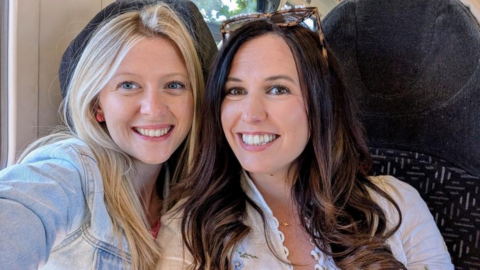 Enlli Angharad Williams a Laura Allis