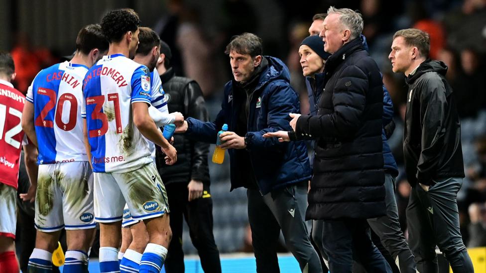 Michael O'Neill talks to players
