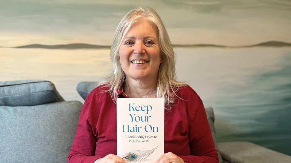 Athro Clare Mackay a chopi o'i llyfr 