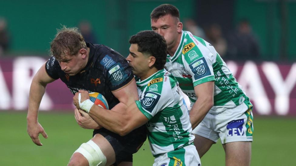 Jac Morgan in action against Benetton