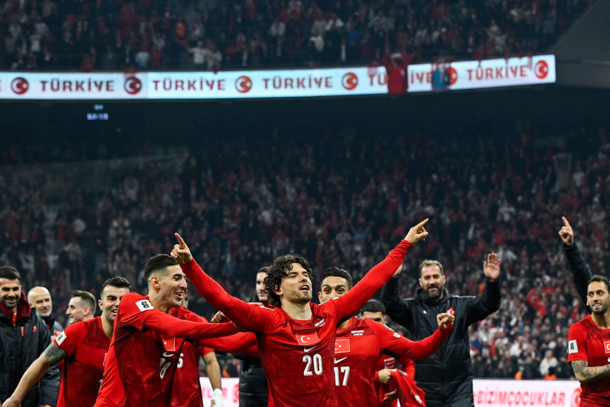 Turkey's defender #20 Ferdi Kadioglu (C) celebrates with his teammates after winning the play-off FIFA World Cup 2026 European qualification knockout semi-final football match between Turkey and Romania