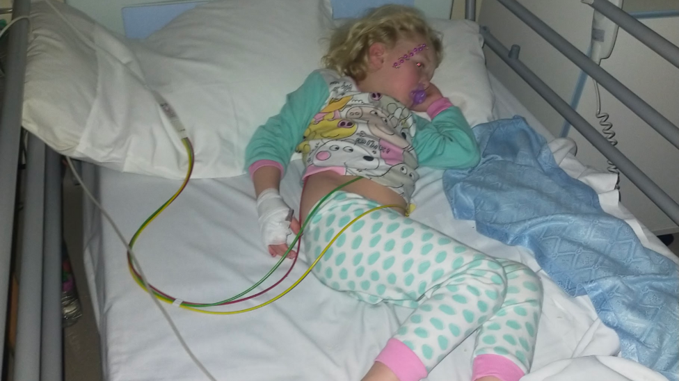 Noa-Rose yn gorwedd yn wely mewn yr ysbyty.