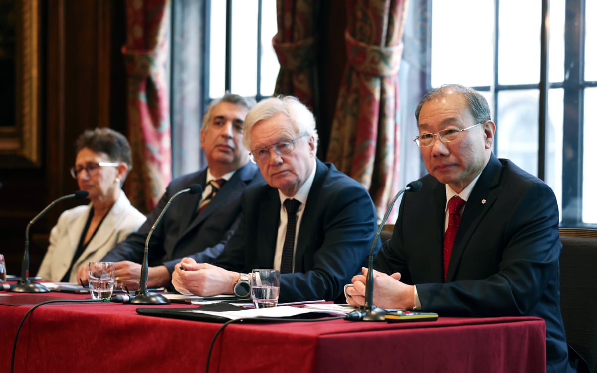 The Conservative MP David Davis and Prof Dr Shoo Lee at a press conference