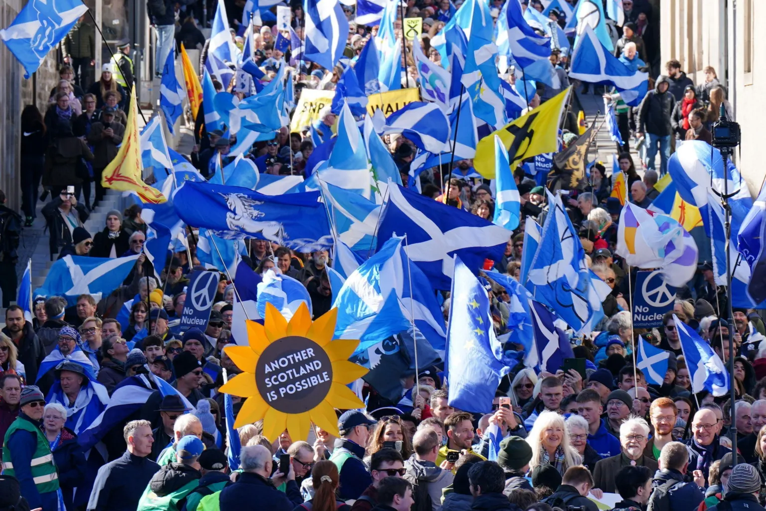 Thousands of activists wave saltire flags