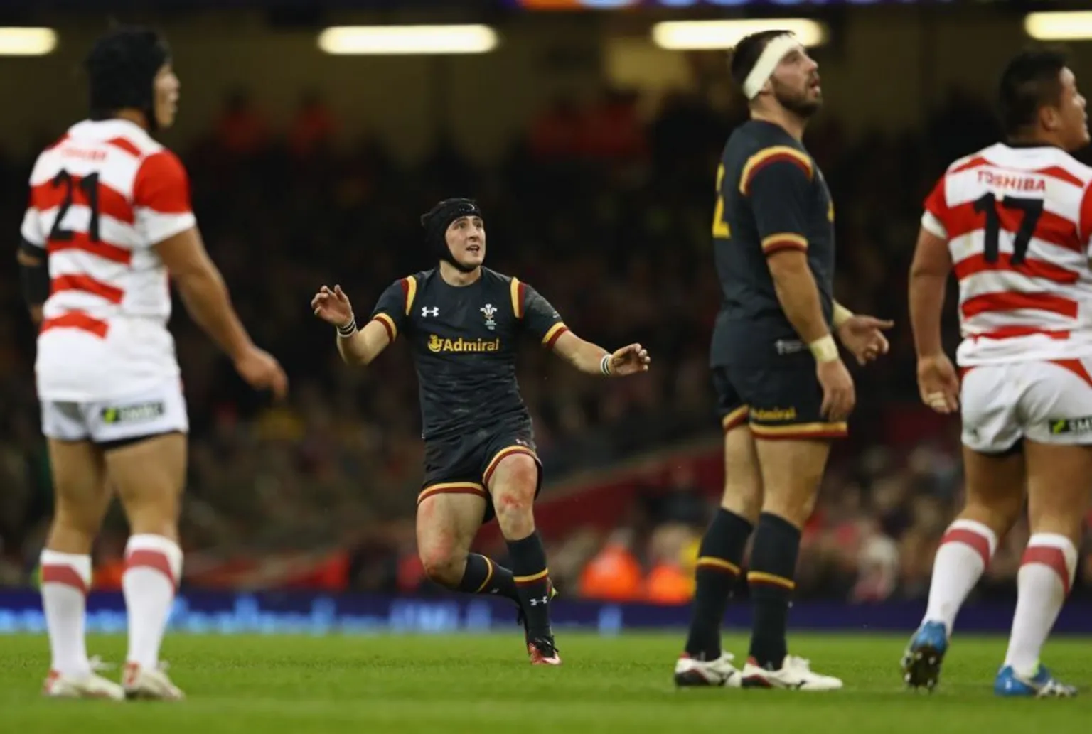  Sam Davies kicks a drop goal