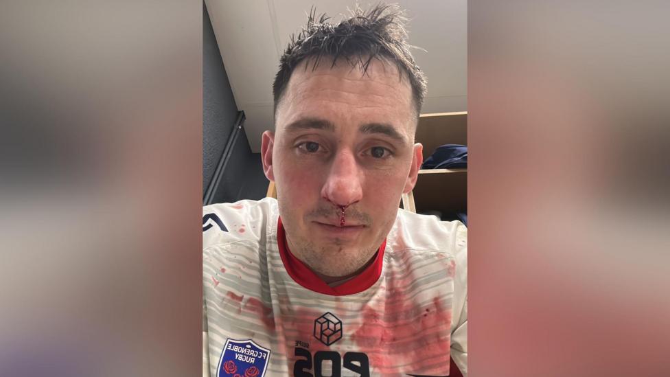 Sam Davies mewn crys clwb rygbi Grenoble