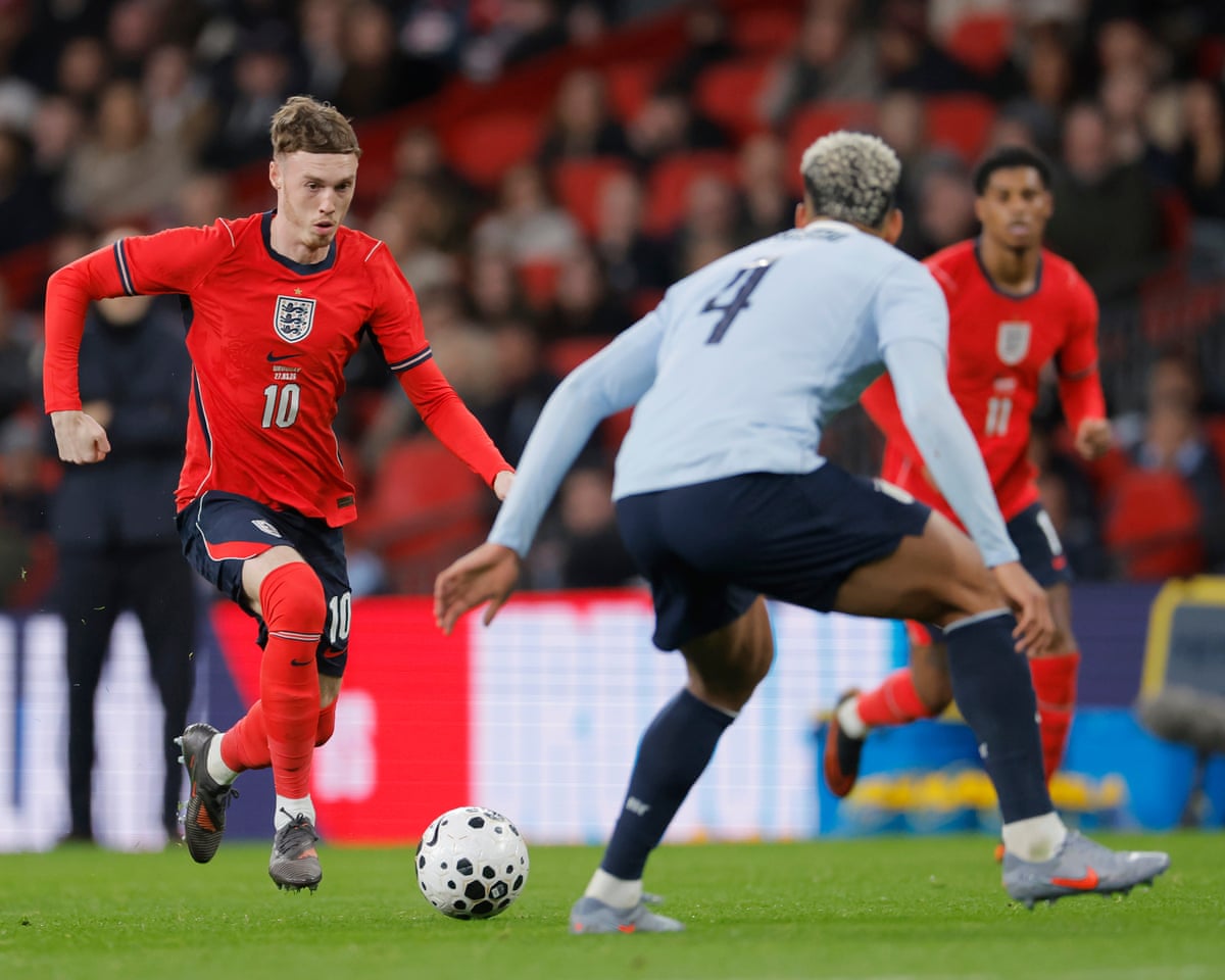 Cole Palmer runs with the ball against Uruguay.