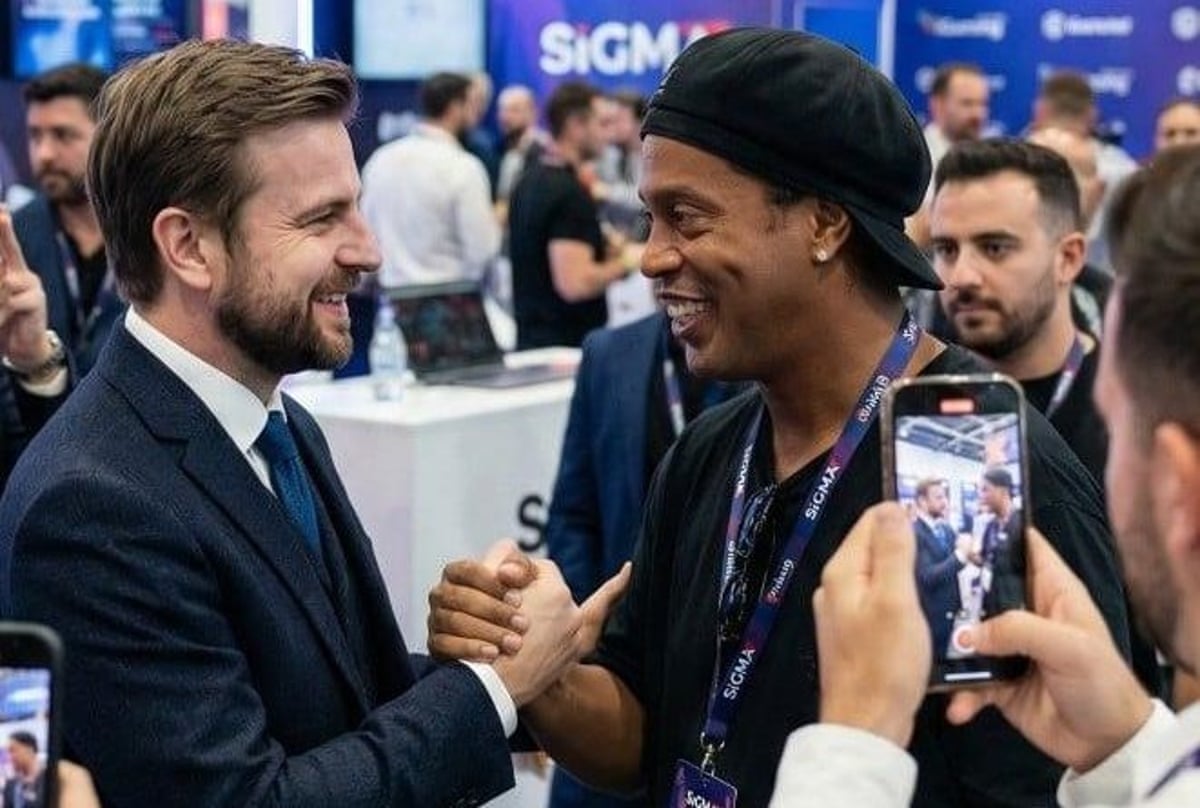 An apparently falsified image of Andres Markou shaking hands with Ronaldinho