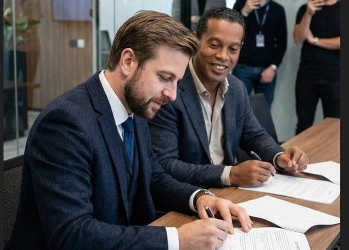 An apparently falsified image of Andres Markou signing a contract with Ronaldinho