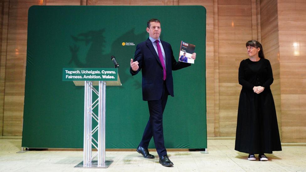 Rhun ap Iorwerth gyda maniffesto ei blaid 