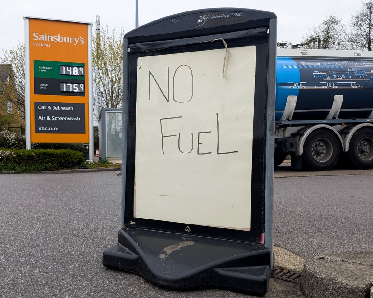 A sign bearing the words “no fuel”.