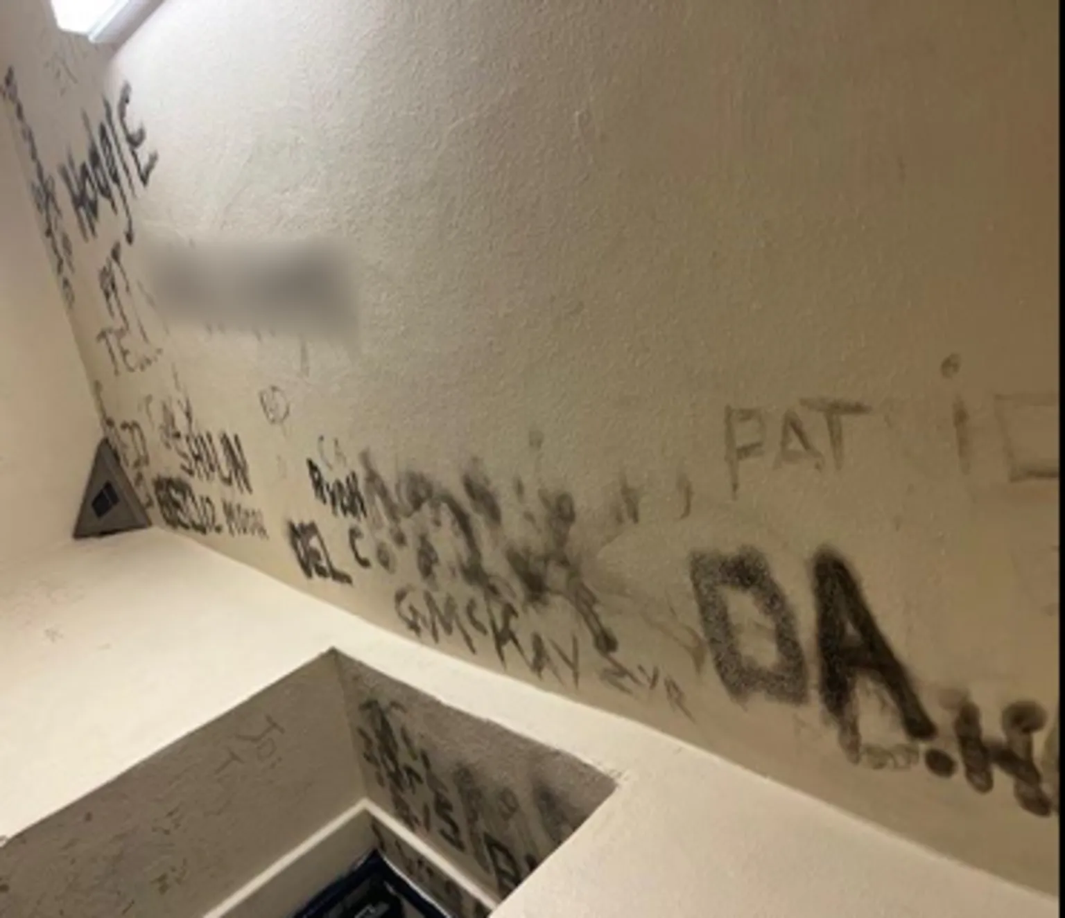 HMIPS Graffiti covering the walls of a cell in a court custody unit