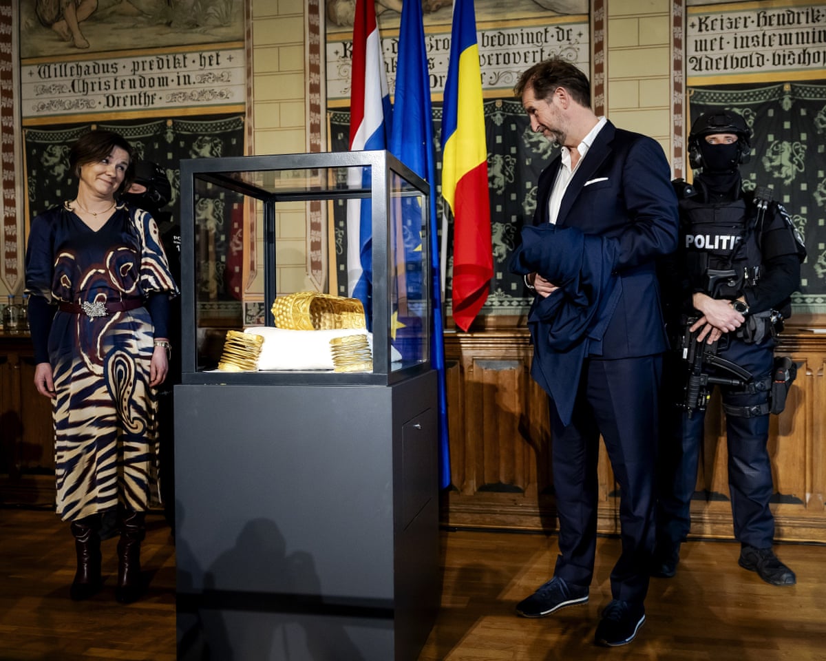 The recovered golden helmet by Cotofenesti, which was stolen from the Drents Museum, is being unveiled.