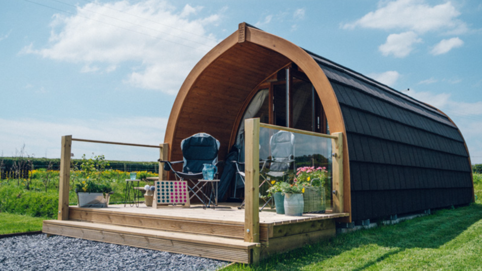 Llun un o bodiau cwmni Podiau Môn