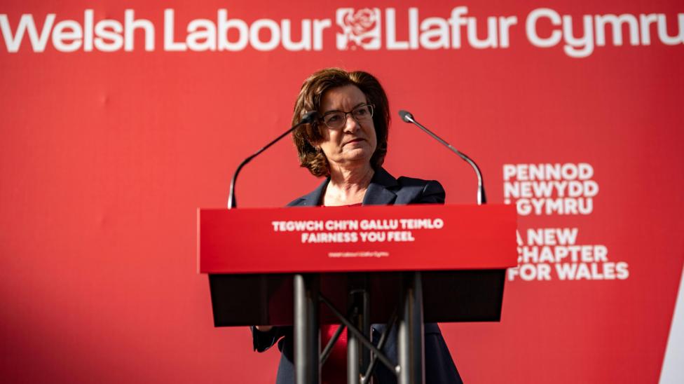 Ms Morgan yn annerch ei phlaid yn y lansiad ar gyfer Etholiadau'r Senedd 2026