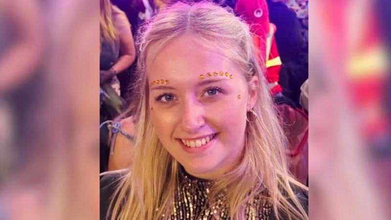 Menyw gyda sicwins ar ei wyneb