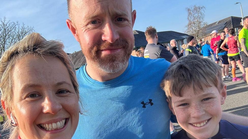 Mari, a'i gwr a'i mab