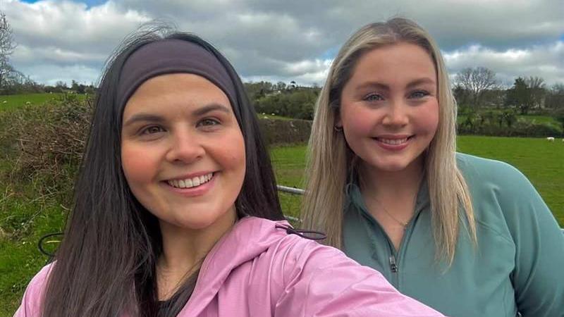 Beth (chwith) a Mia (dde)