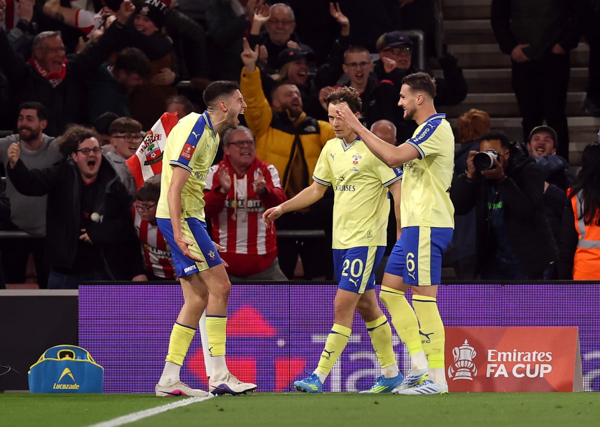  Southampton celebrate the goal