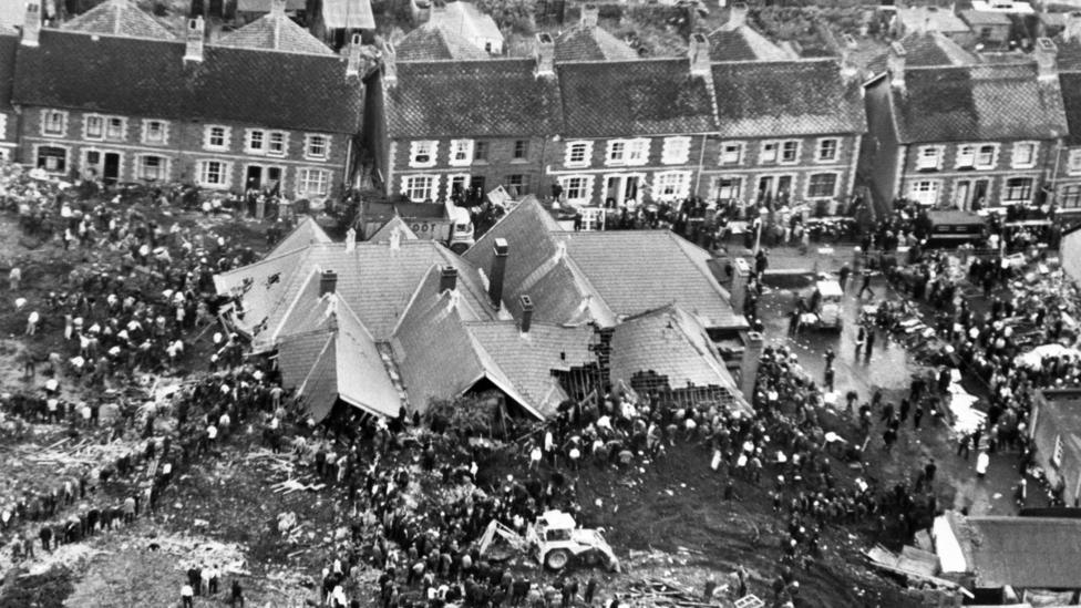 Llun du-a-gwyn o'r awyr yn dangos to yr ysgol gynradd yn Aberfan, a'r dwsinau o bobl fu'n gweithio i geisio achub plant ac athrawon.