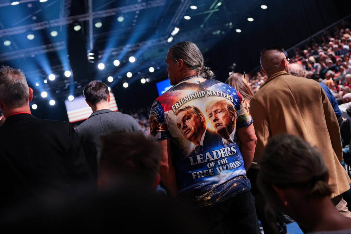 A person at the rally wearing a T-shirt with Vance and Orbán’s faces on the back, reading: ‘Friendship matters. Leaders of the free world’