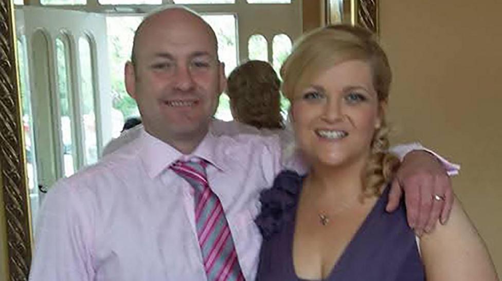 Craig a'i wraig yn gwenu