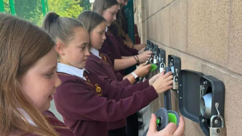 Mae rhai ysgolion eisoes wedi cyflwyno dyfais i reoli ffonau symudol yng Nghymru