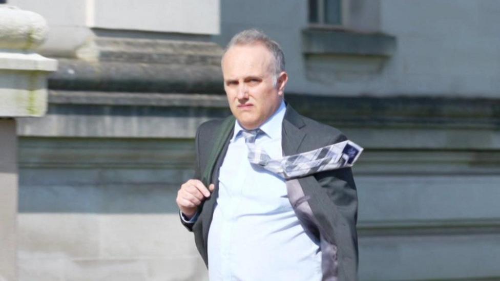 Dylan Dawes yn cyrraedd Llys y Goron Caerdydd