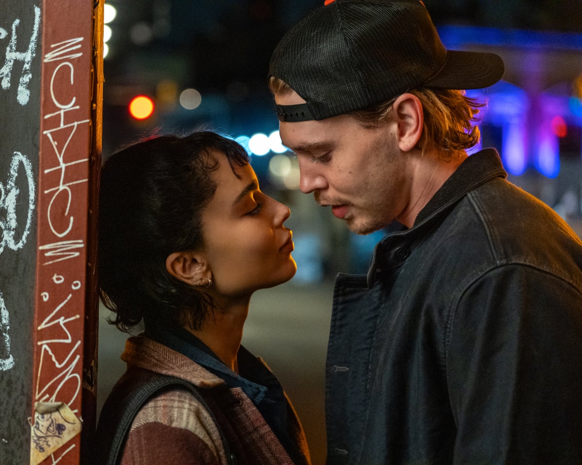 Yvonne (Zoë Kravitz) and Hank (Austin Butler) in Caught Stealing.
