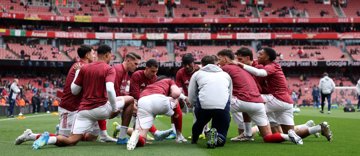 Arsenal’s players have a pre-pre-match huddle on the Emirates pitch ahead of their warm-up.