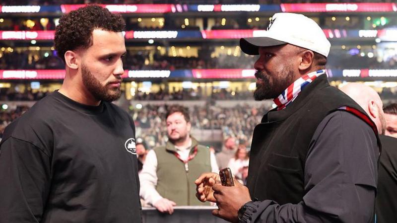 Moses Itauma and Derek Chisora at ringside