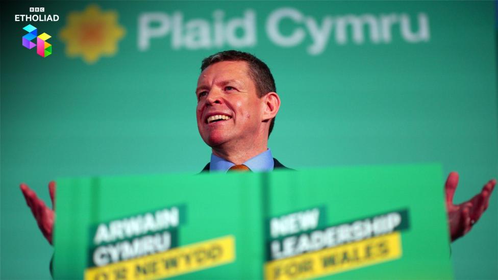 Rhun ap Iorwerth yn rhoi araith