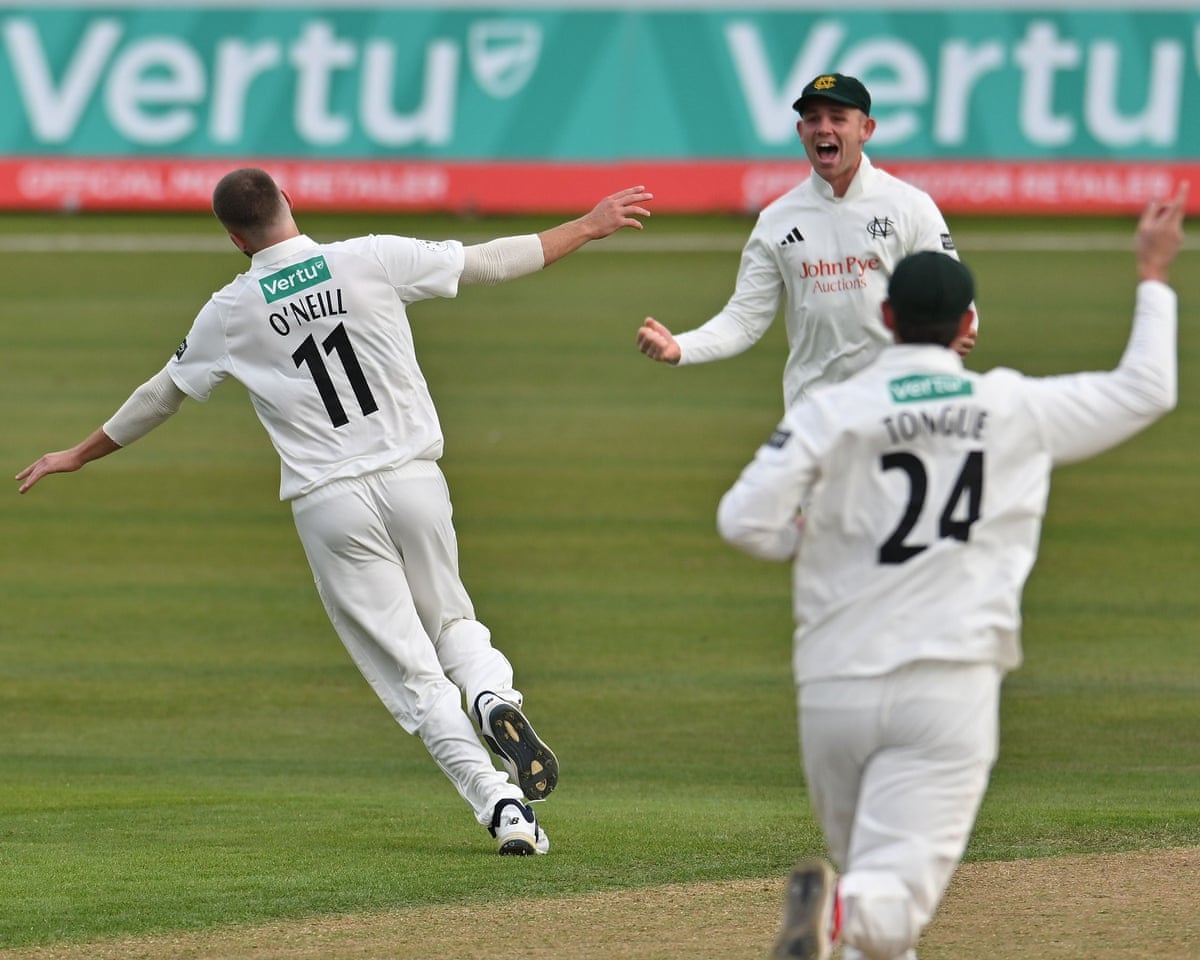 Reigning champions Nottinghamshire returned to winning ways against Glamorgan.