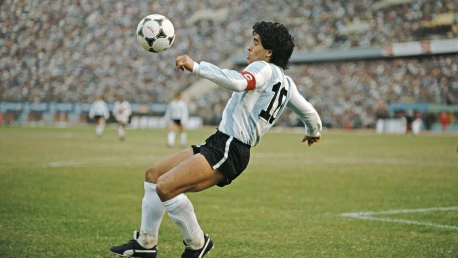 Maradona mid-play during the 1986 world cup (1986 FIFA World Cup qualifying match against Peru at the National Stadium on June 23)