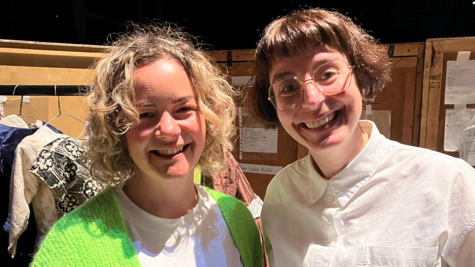 Sarah Crabtree ac Adele Thomas gefn llwyfan yng nghanolfan y mileniwm