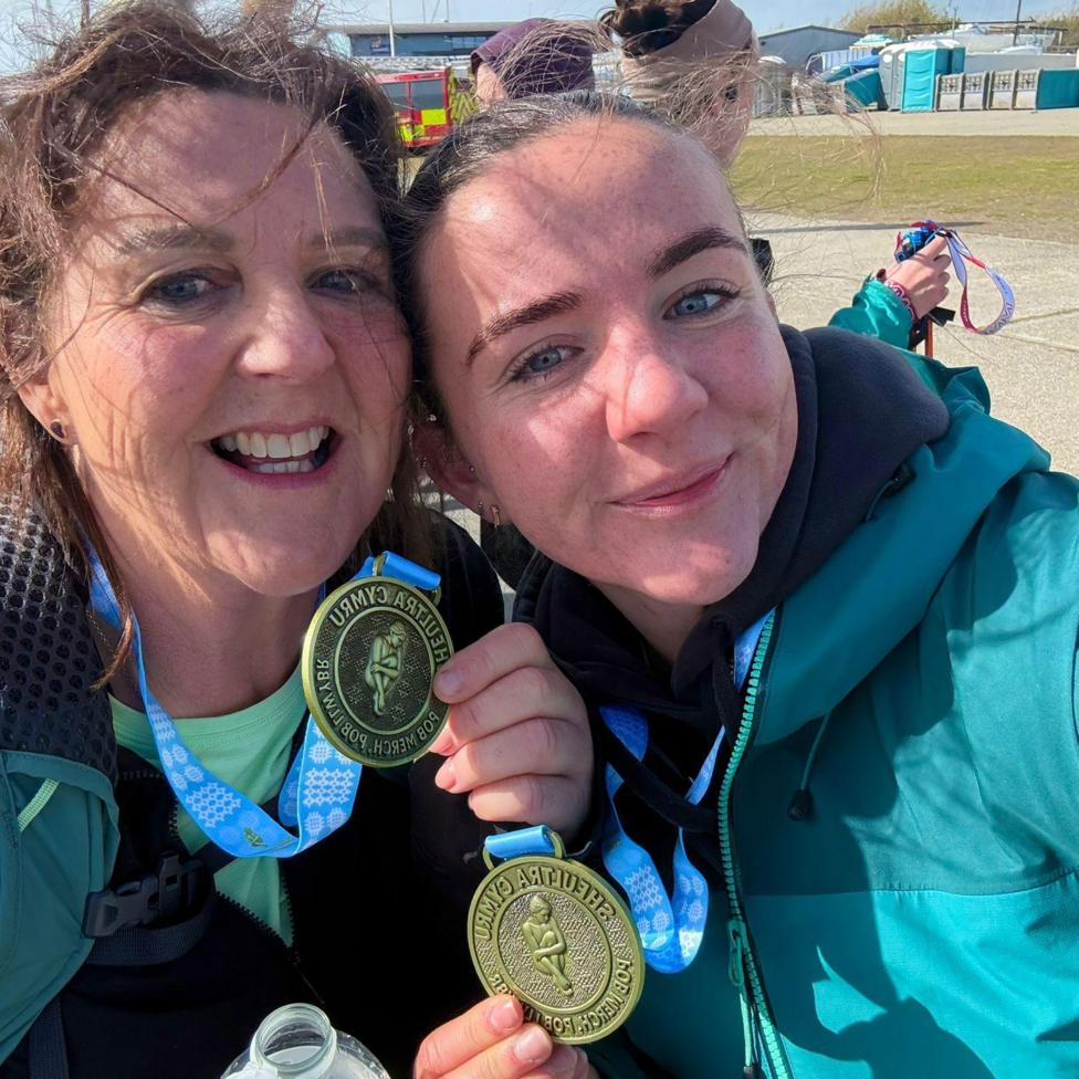 Ariannell a'i mam, Sandra