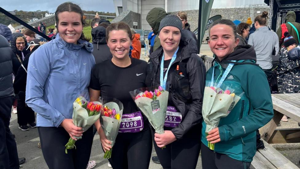 Ariannell (dde) gyda'i ffrindiau ar ddiwedd y She Ultra