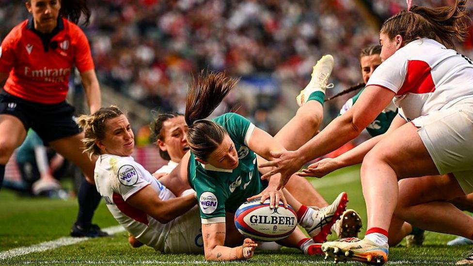 Anna McGann scores try