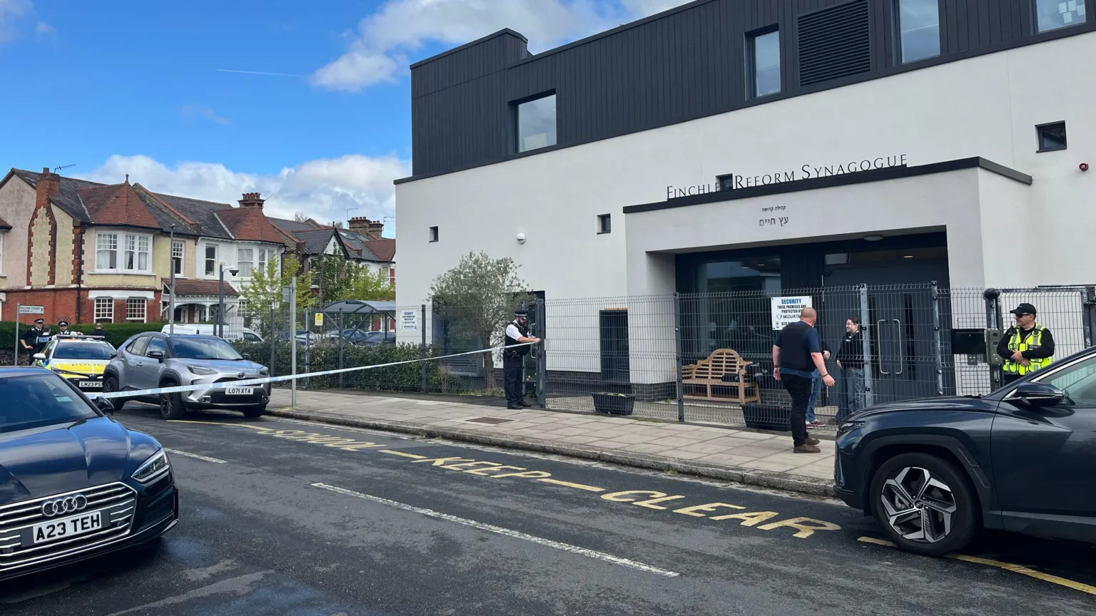 Cordon outside the building