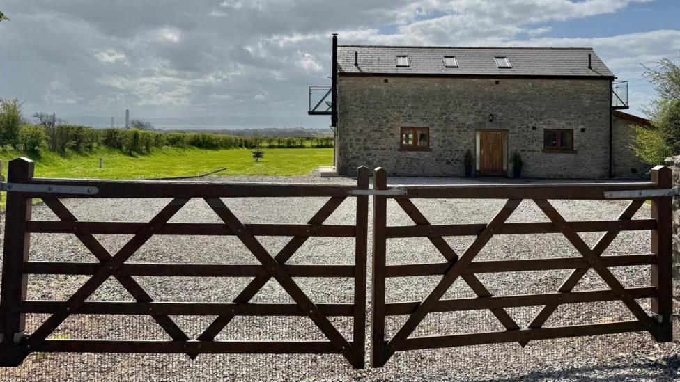 Llun bwthyn ger safle hyfforddi ceffylau Mr Williams