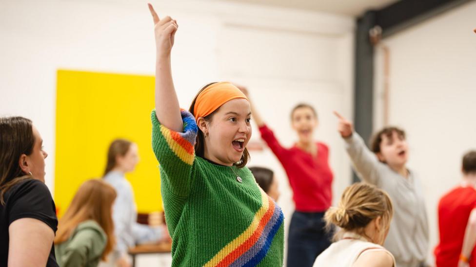 Alys Jones yn ymarfer