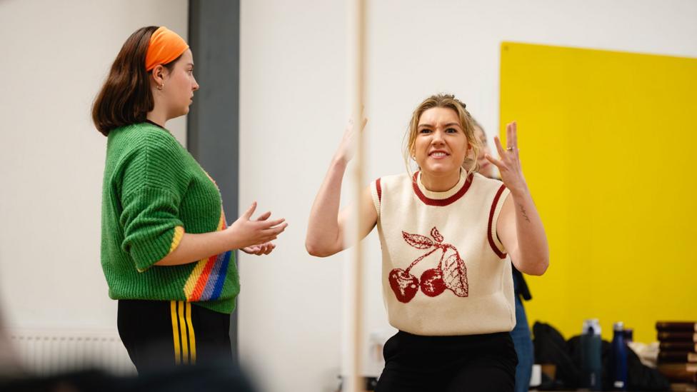 Alys a Begw yn actio