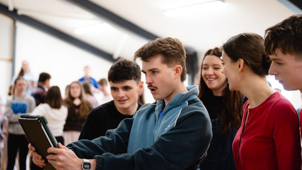 Rhai o'r prif gymeriadau