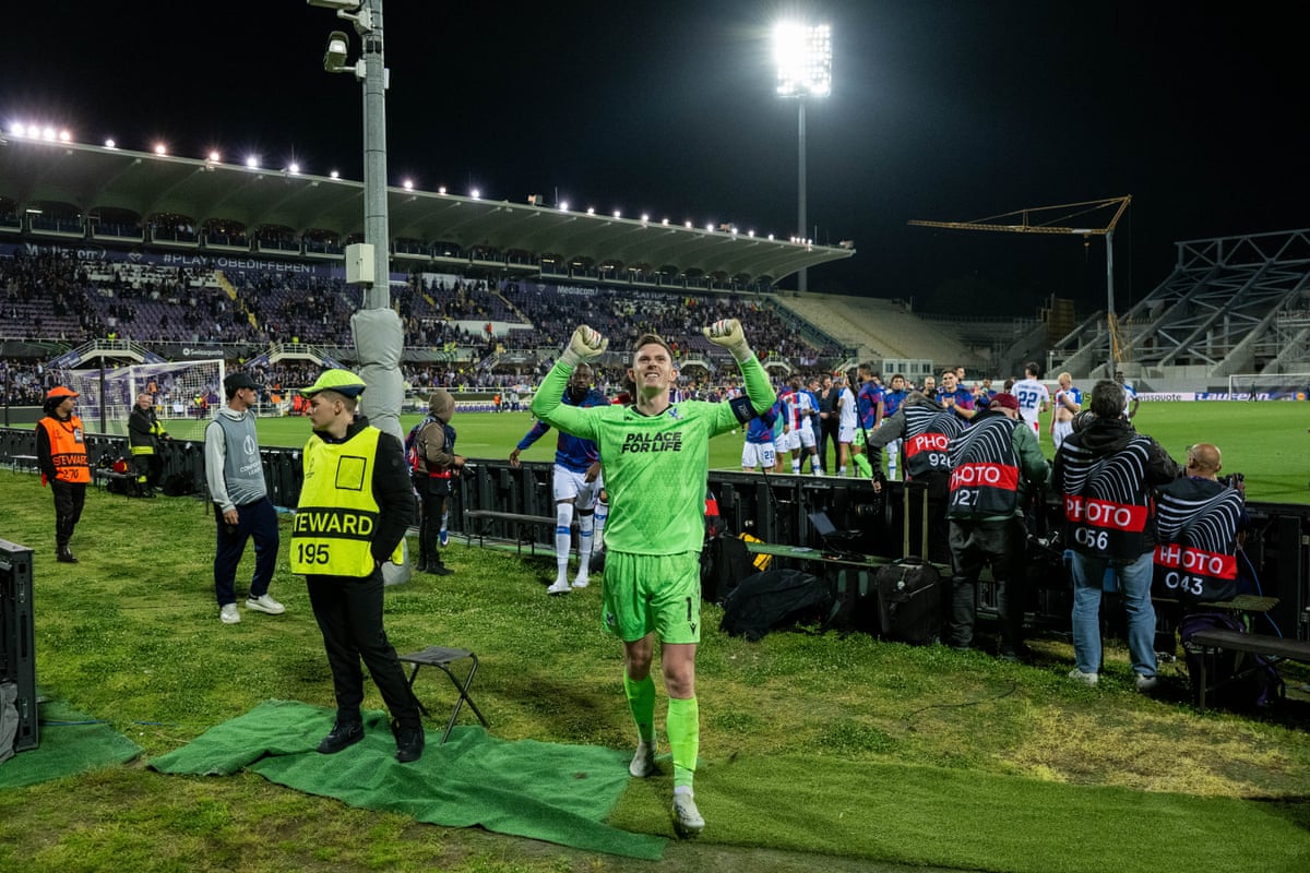 Dean Henderson of Crystal Palace celebrates