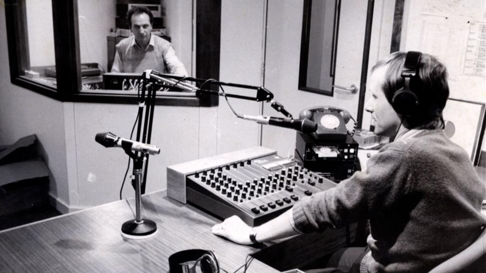 Llun du a gwyn o ddau yn yr hen stiwdio