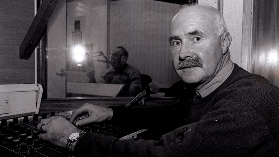 Llun du a gwyn o'r hen stiwdio