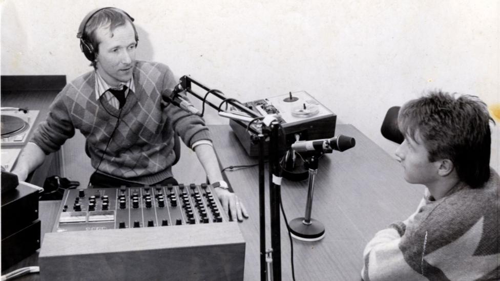 Llun du a gwyn o'r hen stiwdio