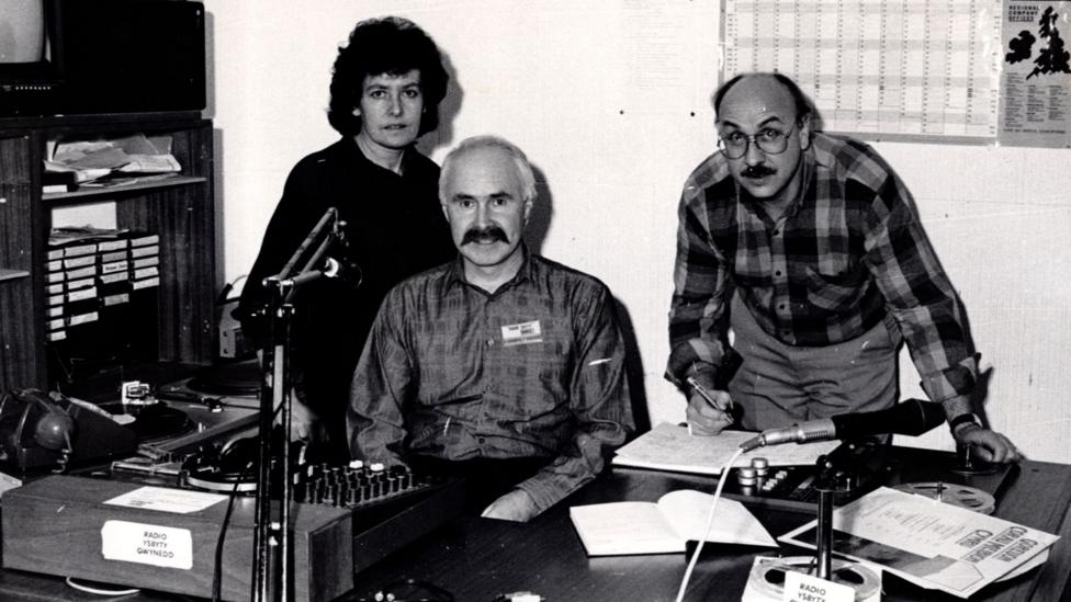 Llun du a gwyn o'r hen stiwdio