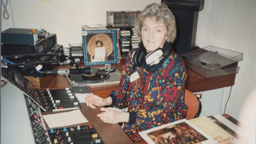 Dynes yn cyflwyno yn y stiwdio