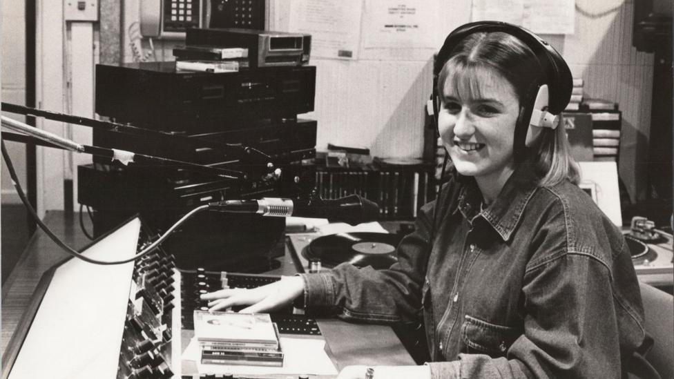 Llun du a gwyn o'r hen stiwdio